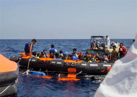 Bilderstrecke Zu Vermutlich Hunderte Fl Chtlinge Vor Der K Ste Libyens