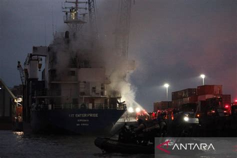 Kebakaran Kapal Kargo Di Pelabuhan Tanjung Perak ANTARA News