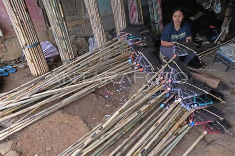 Kerajinan Sapu Sawang Antara Foto