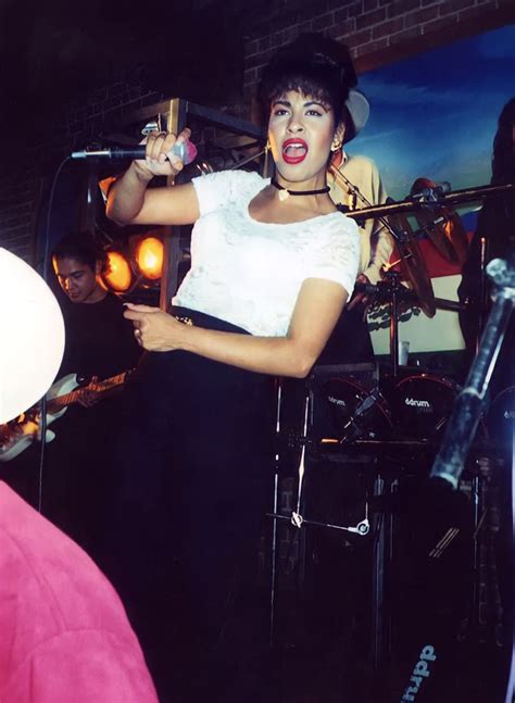 Pin By Sarah Cole On The Queen Selena 💜 ️💄👑🎤 In 2024 Selena Quintanilla Selena Quintanilla