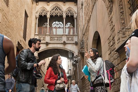 FREE TOUR Barcelona: GOTHIC QUARTER | Runner Bean Walking Tours