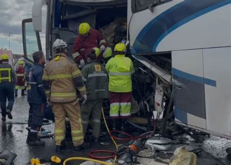 Colisão entre ônibus deixa mais de 10 pessoas feridas em Porto Alegre