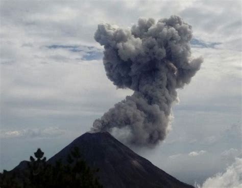 Volcán de Colima emite exhalación de 1 5 kilómetros con ceniza