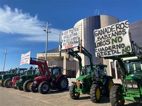 Los Tractores Coronan La Explanada De La Junta Y Colapsan Todo El