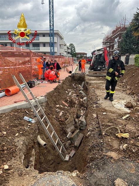 Lainate Crolla Cordolo Nel Cantiere Della Rete Fognaria Operaio