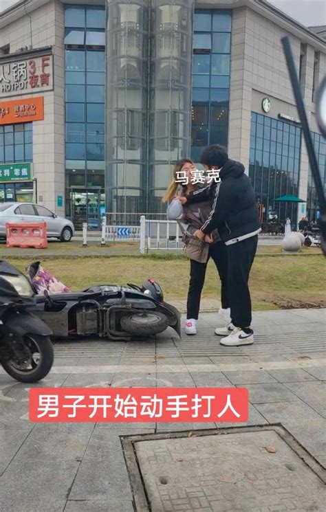 江苏，女子情绪激动，紧抓住男子：玩够了你就不要我了？没门 哔哩哔哩