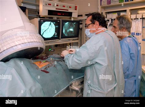 El Equipo Quir Rgico En Un Quir Fano Realizar Angioplastia Con Bal N