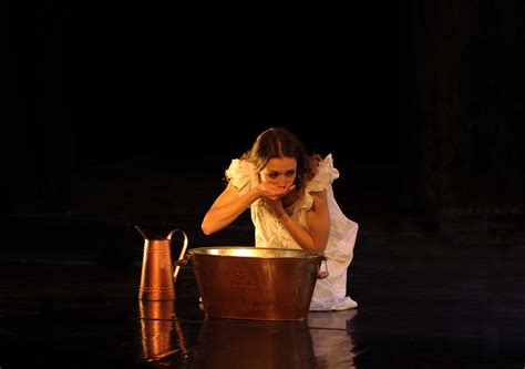 Sara Gómez es Adela en "La Casa de Bernarda Alba" Amelie, Alba, Green