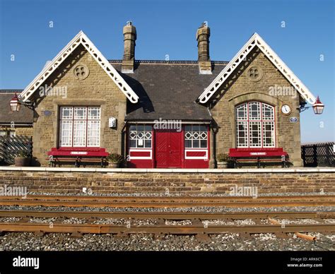 victorian railway station platform waiting room Stock Photo - Alamy