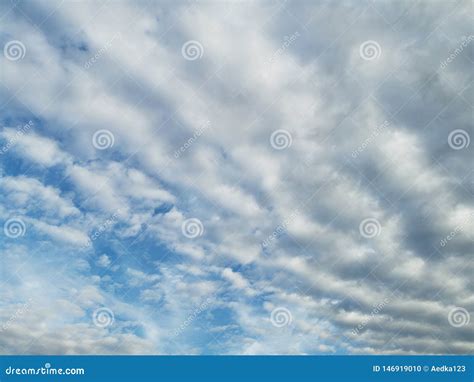 Blauer Himmel Mit Wei En Wolken Stockfoto Bild Von Leuchte Auszug