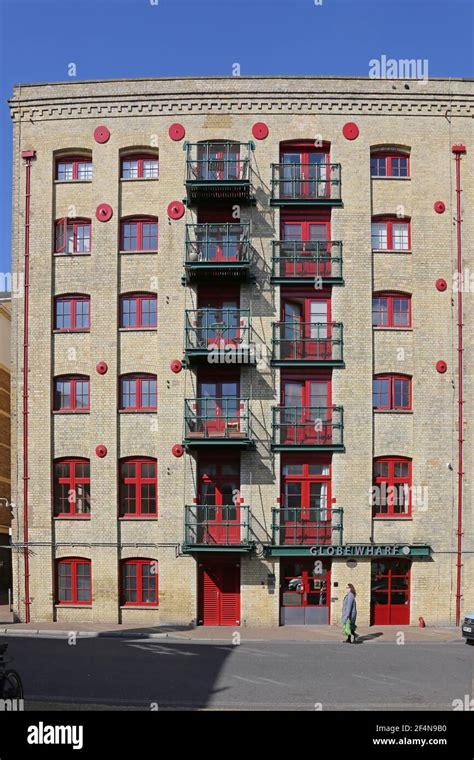 London warehouse apartments hi-res stock photography and images - Alamy