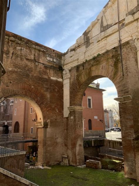 Portico Dottavia Turismo Roma