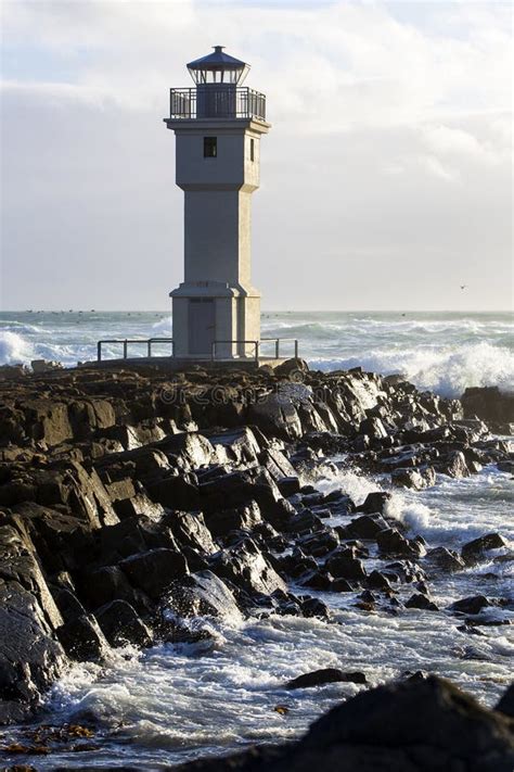 Vuurtoren Bij De Haven Van Akranes Ijsland Stock Afbeelding Image Of