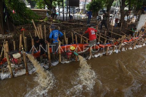 Pembangunan Turap Antisipasi Banjir Di Kramat Jati Antara Foto