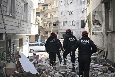 Hatay a ulaşan ilk ekiplerden Polis Arama ve Kurtarma 73 kişiyi