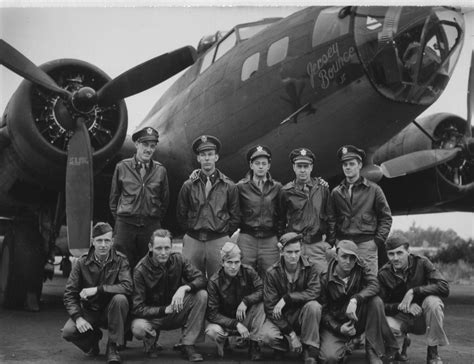 B 17 Crew