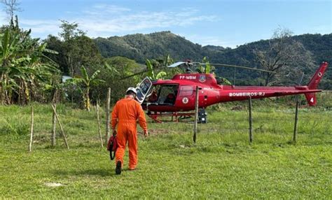 Caminhoneiro colide em muro de casa em Saquarema e é resgatado de