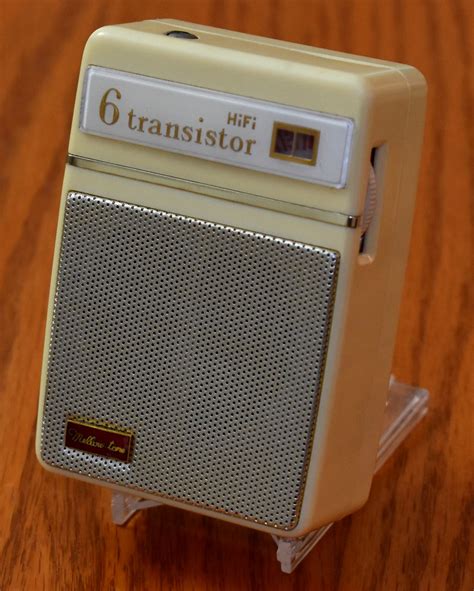 Vintage Mellow Tone Hi Fi Transistor Radio No Model Number AM Band 6