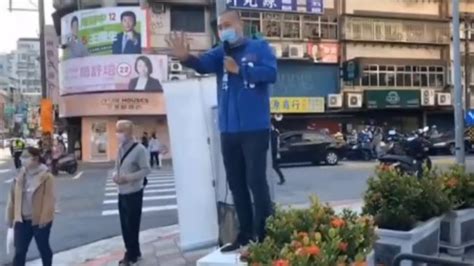 驚！路口拜票摔落演講台 候選人「頭部遭重擊」送醫他求集氣│摔落地│楊植斗│羅智強│tvbs新聞網