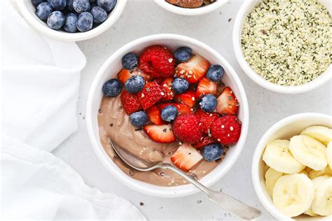 Easy Chocolate Protein Yogurt Bowls (High Protein Breakfast!)