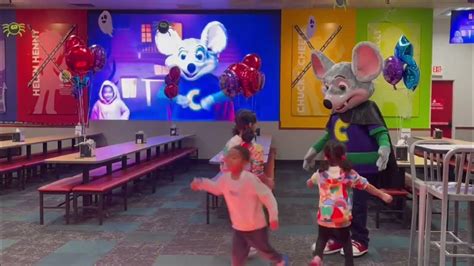 Meet The Chuck E Cheese Chuck E Cheese Animatronic Youtube