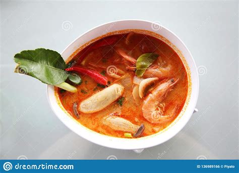 Sopa Picante Tradicional Tailandesa De La Gamba Kung De Tom Yum Foto