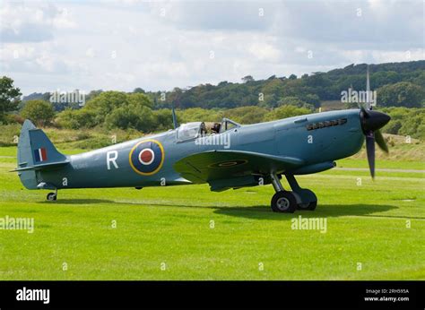 Vickers Supermarine Spitfire Xi Pl Shoreham Air Display Stock