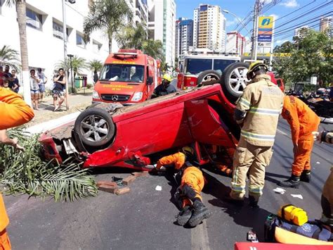 Carro capota após bater em outro em Águas Claras Metrópoles