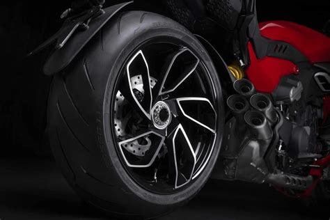 Street La Ducati Diavel Passe Au V Et Est Encore Plus Bestiale