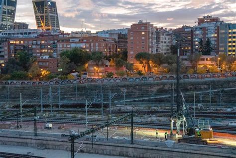 La Pilotadora Liebherr Lb De Cimentalia En Las Obras De Madrid