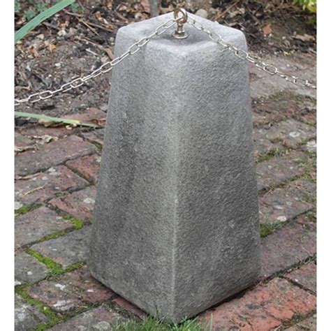 Lucas Stone Plinths Bollard With Chain Loop Birstall