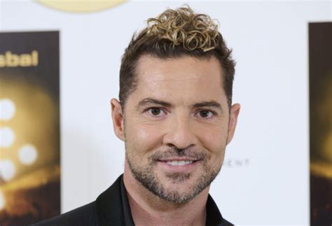 David Bisbal se emociona con el abrazo más tierno de su padre y su hermano