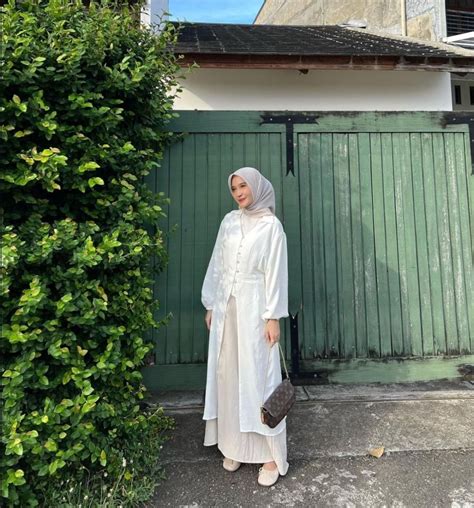 Ide Ootd Hijab Nuansa Putih Ala Cut Indah Sundari Feminim