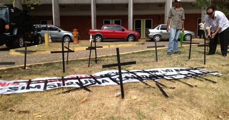 G Manifestantes Fixam Cruzes Em Frente A Assembleia Legislativa Do