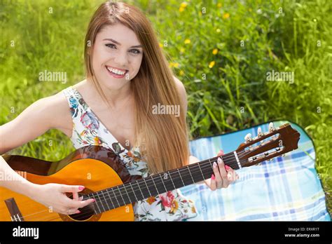 Mujer Con Una Guitarra Fotograf As E Im Genes De Alta Resoluci N Alamy