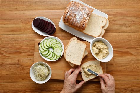 SÁNDWICH DE HUMMUS REMOLACHA PEPINO Y GERMINADOS Bimbo