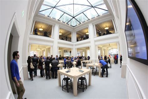 Photos From The Amsterdam Apple Store Opening