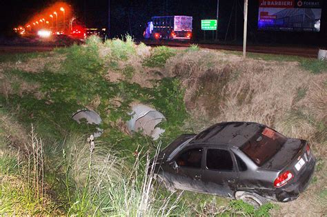 Se salvaron de milagro esquivó un camión y terminó en una zanja con su