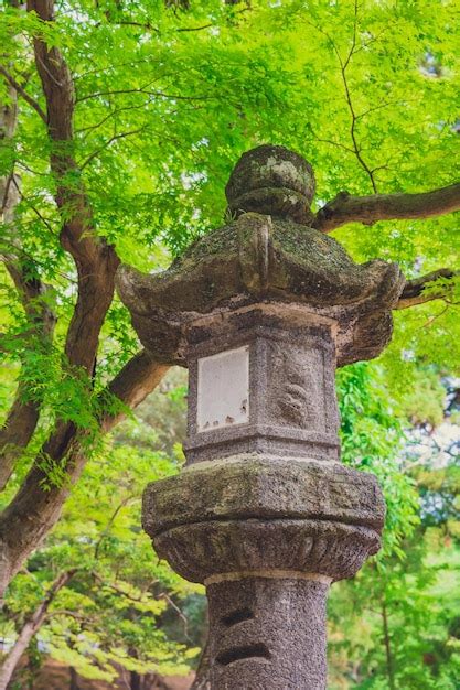 Linterna De Piedra Japonesa En El Jard N Foto Premium