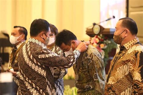 Hut Pp Polri Tahun 2022 Kepala Bp Batam Terima Anugerah Bintang Bhakti