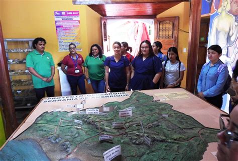 Estudiantes de Enfermería conociendo la chontaleñidad durante un