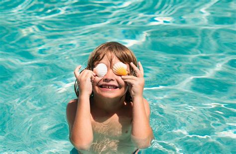 Niño Feliz Divirtiéndose En La Piscina De Verano Ojos Cubiertos Con