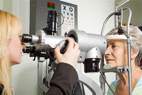 What are the Symptoms of a Retinal Tear? | Eyelux Optometry