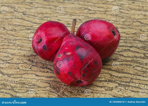 Salto De Pera Vermelha Madura Foto De Stock Imagem De Doce Entalhe