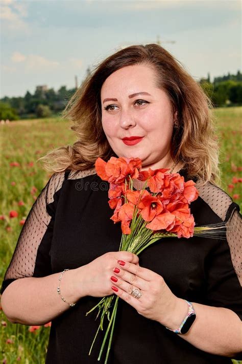 Mulher Feita Sob Medida Positiva Em Um Vestido Preto Em Um Campo Do