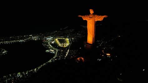 Cristo Redentor recebe iluminação especial pelo Dia Mundial da