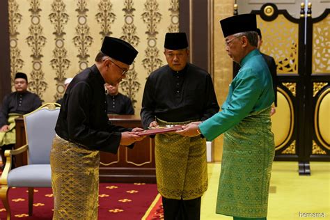 Anwar sworn in as 10th prime minister of Malaysia | The Edge Markets