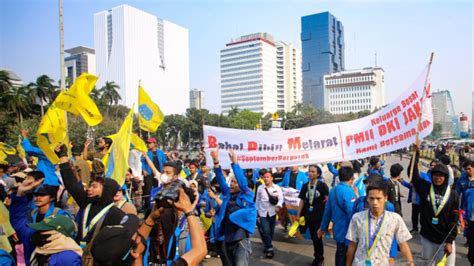 Buruh Dan Mahasiswa Demo Tolak Kenaikan BBM