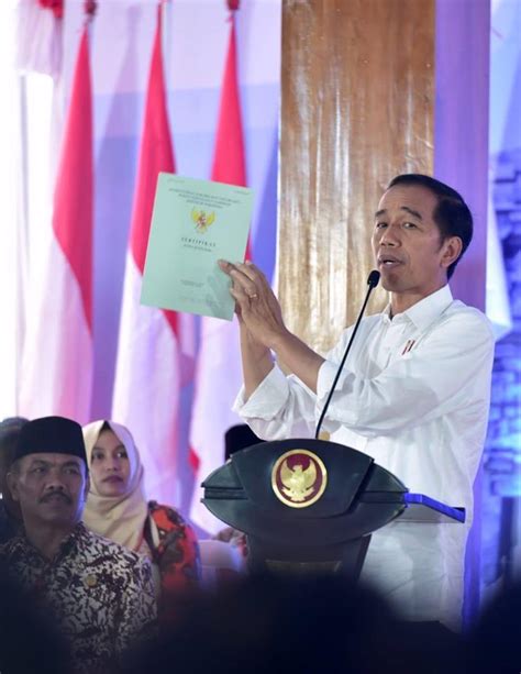 Presiden Jokowi Bagi Sertifikat Tanah