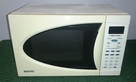 SANYO Microwave, White/Black - Flip Office